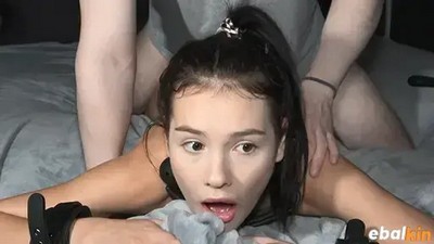 В позе лежа на животе